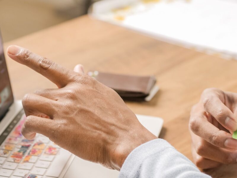 Services de transfert d&rsquo;argent rapides : quelles sont les meilleures solutions en ligne ?